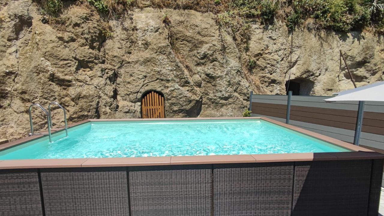 A 2 Passi Dal Lago Grotte di Castro Bagian luar foto